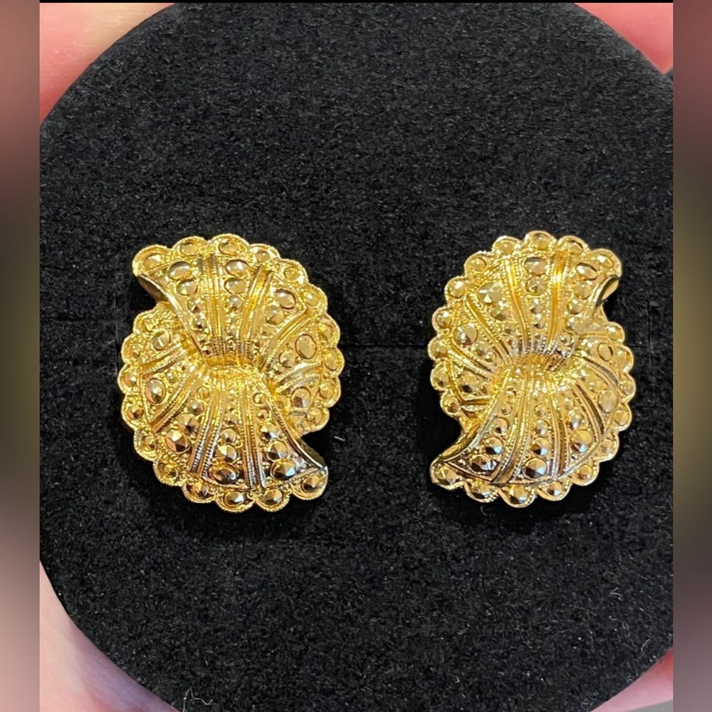 Vintage 1980s Avon Gold Tone Conch Shell Pierced Earrings